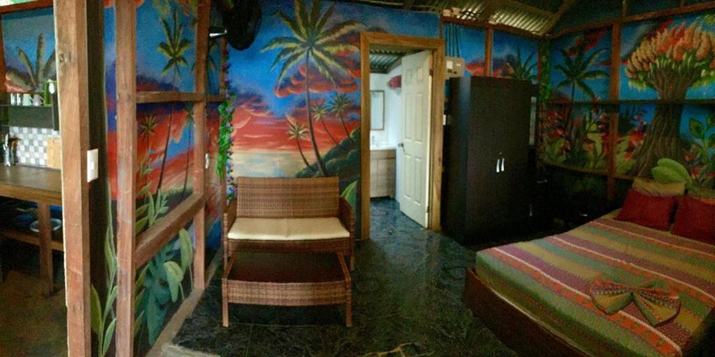 Oasis Beachfront Hostel ปูแอร์โตลีมอน ภายนอก รูปภาพ