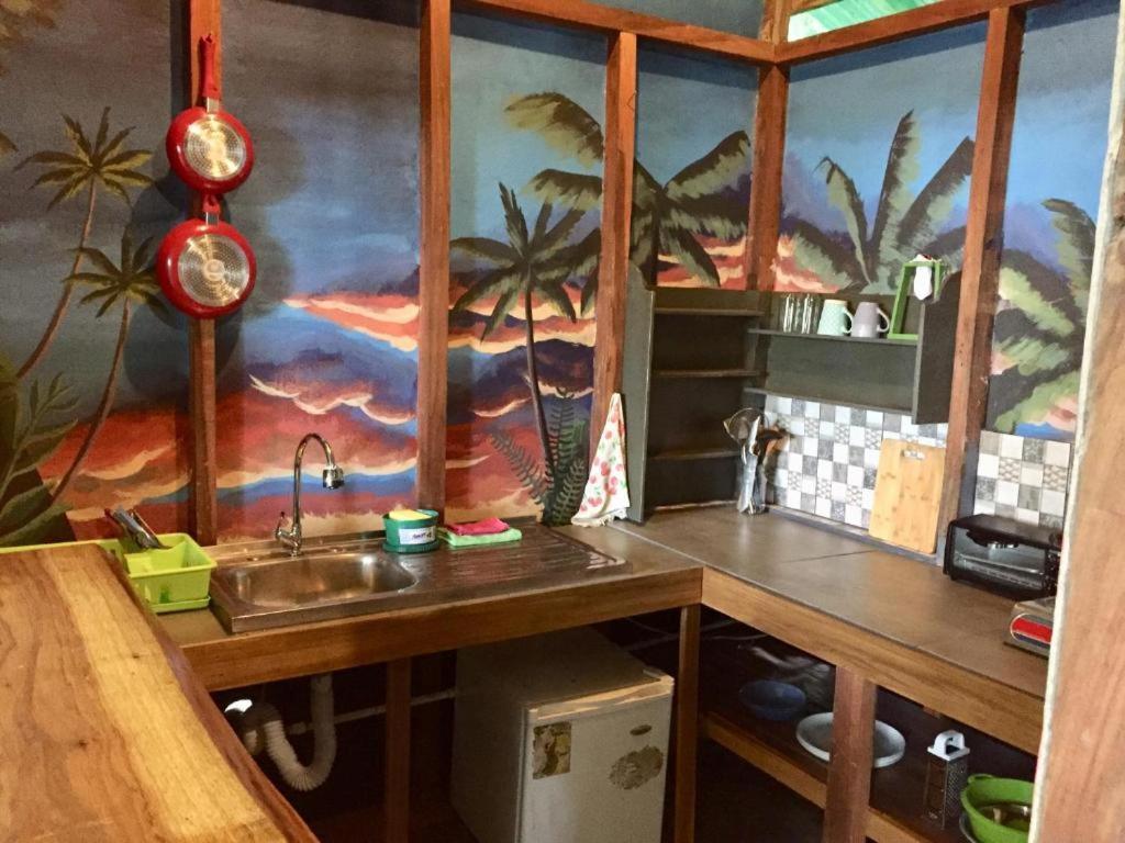 Oasis Beachfront Hostel ปูแอร์โตลีมอน ภายนอก รูปภาพ